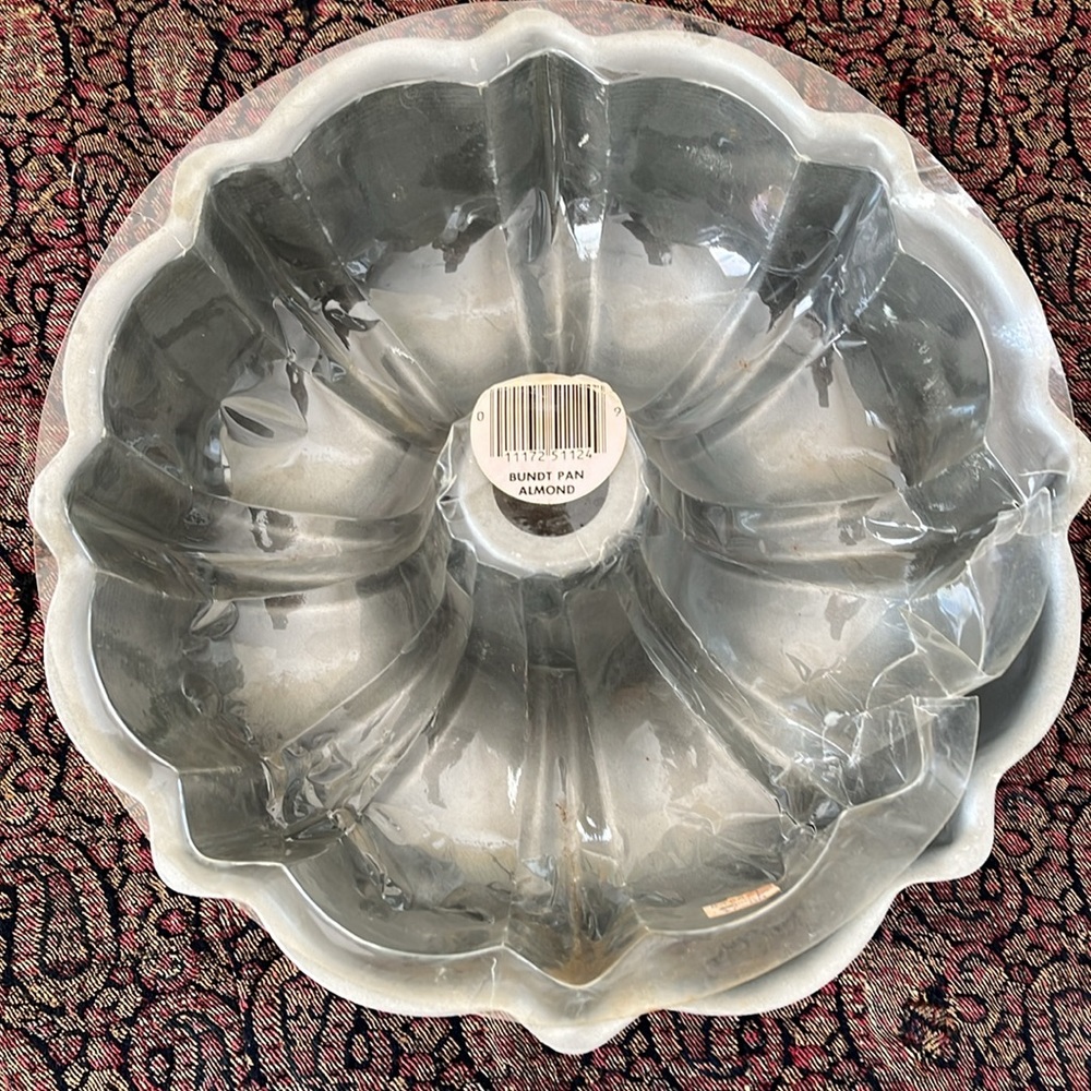 Bundt Cake Pan - Picture 3 of 8